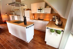 Réfrigérateur, four, lave-vaisselle, cafetière/bouilloire