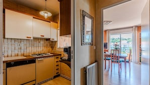 Unclassified image, 5 of 11, button - Convenient Arcachon T2 Apt - Balcony, Elevator, Secure Garage Near Shops & Train Station (Arcachon)