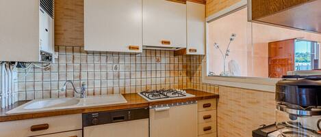 Four Ă micro-ondes, un four, lave-vaisselle