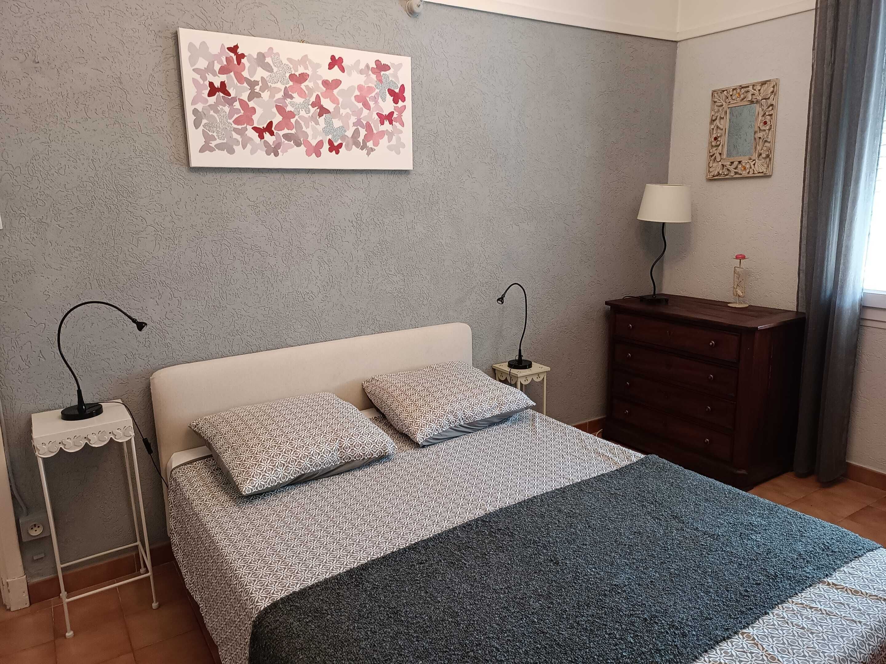 2 habitaciones, escritorio y tabla de planchar con plancha 