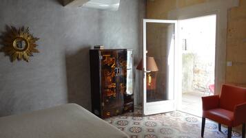 2 bedrooms, soundproofing, iron/ironing board, free WiFi