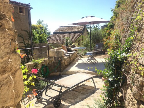 Maison HOMAN accrochée aux remparts du Château avec romantique jardin/terrasse
