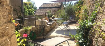 HOMAN-hus som henger på vollene av slottet, i sentrum av landsbyen.