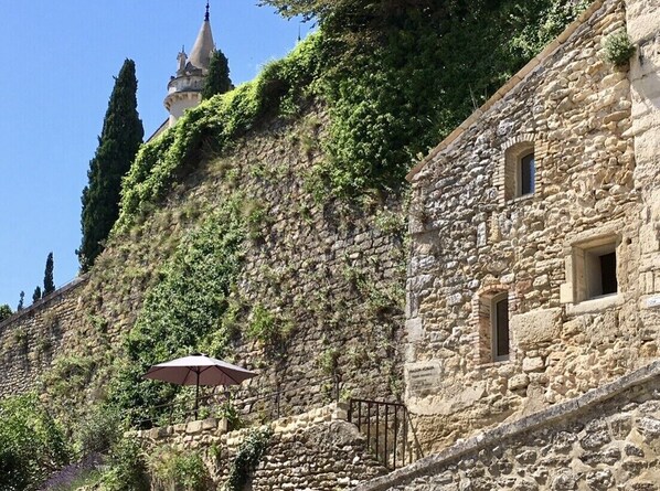 Exterior - HOMAN house on the castle ramparts with romantic garden/terrace (Grignan)