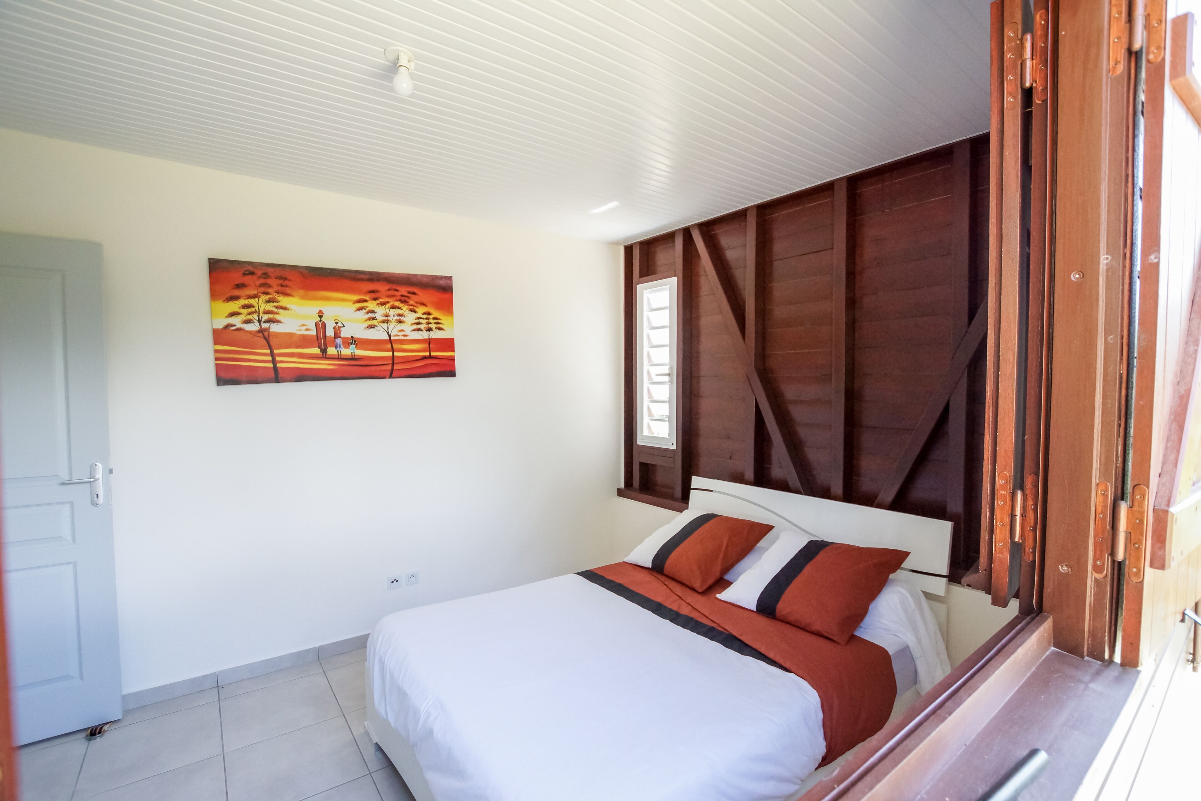 2 chambres, coffres-forts dans les chambres, fer et planche à repasser