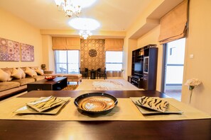 Departamento, 1 habitación | Área de sala de estar | Televisión LED 