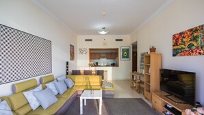 Living area - Nice JBR Beach Apartment with Dream Sea View (Dubai)