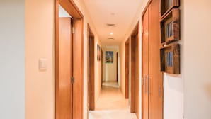 Hallway - Nice JBR Beach Apartment with Dream Sea View (Dubai)