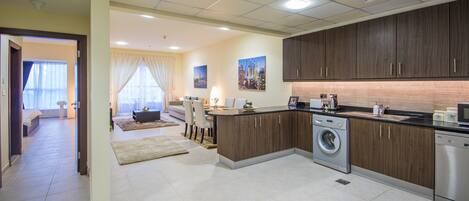 Apartemen, 2 kamar tidur | Dapur pribadi | Lemari es, microwave, kompor, dan peralatan masak/sendok-piring