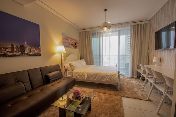 1 bedroom, desk, blackout curtains, free cots/infant beds - Iconic Apartment with Balcony (Dubai)