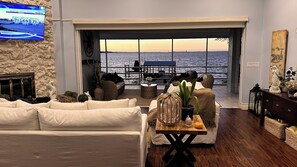 Smart TV, chimenea, reproductor de DVD y impresora 