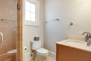 Hair dryer, towels, soap, toilet paper - The Pulse- in the Heart of the Big Easy! French Quarter, Superdome, Streetcar (New Orleans)