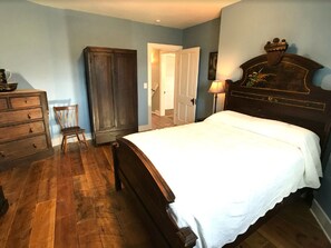 4 bedrooms, desk, iron/ironing board, free WiFi