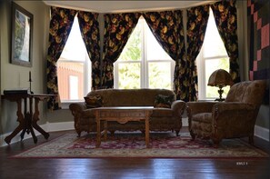 TV, caminetto, lettore DVD, libri