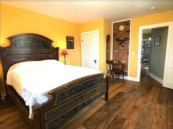 4 bedrooms, desk, iron/ironing board, free WiFi