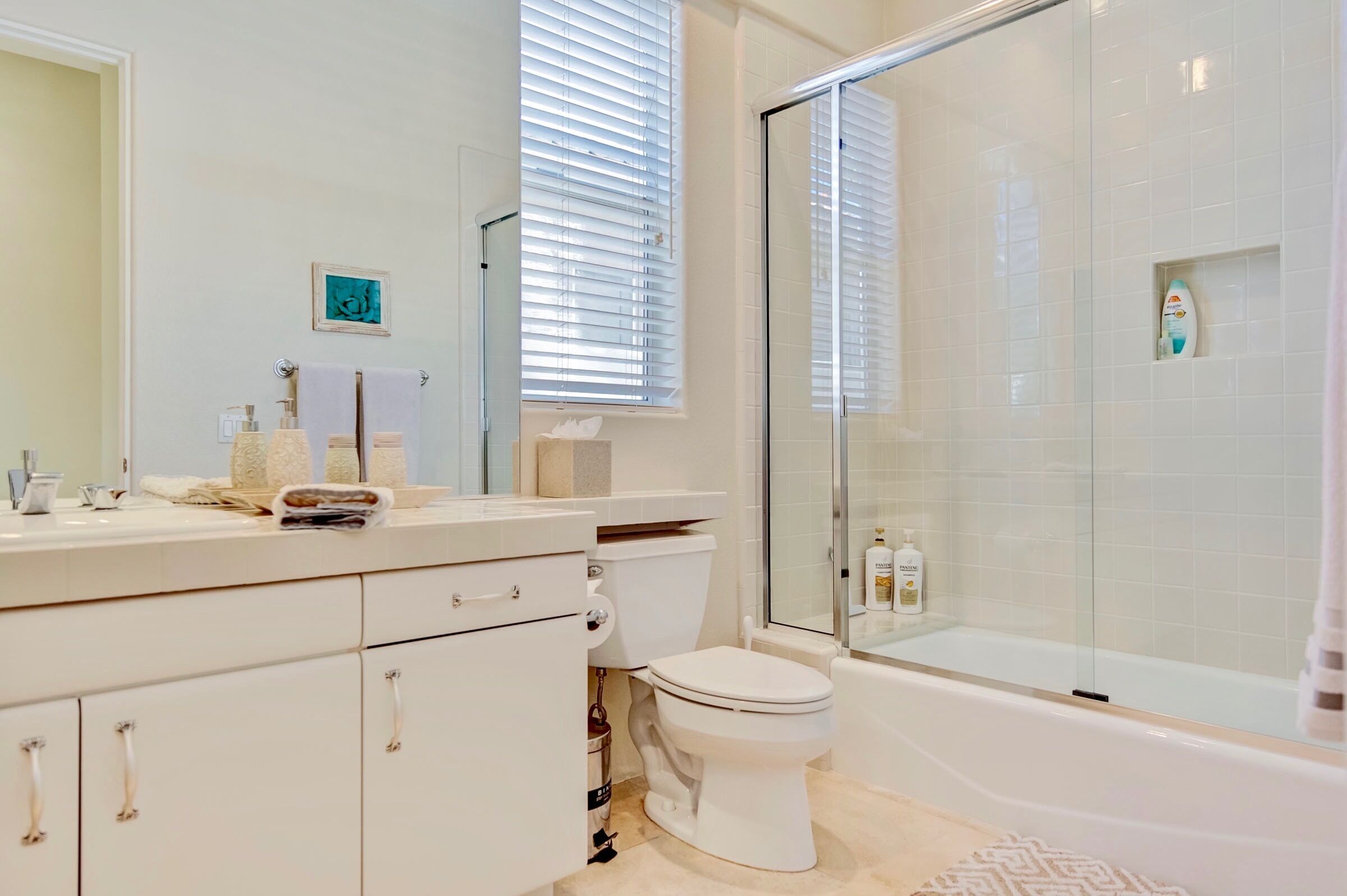Une salle de bain moderne équipée de toilettes, d’un lavabo et d’un espace douche.