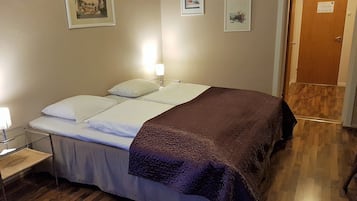 Escritorio, wifi gratis y ropa de cama