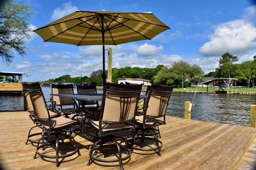 CREEKFRONT HOME, LIGHTED PIER, FENCED YARD