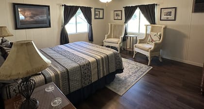 Waterfront,new dock;relax& fun:sleeps six,two full baths. Allow one sm - med dog