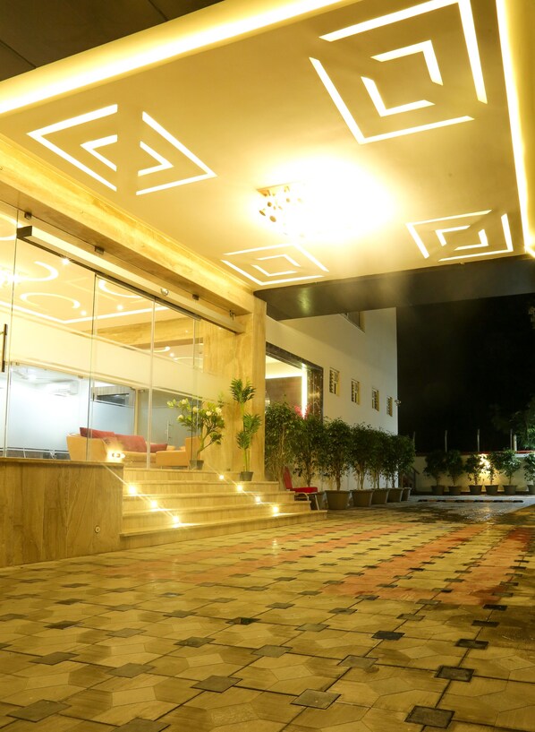 Property entrance - Hotel SRR Grand (Chengalpattu)