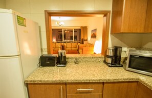 豪華公寓, 2 間臥室, 陽台, 海景 | 私人廚房 | 電冰箱、微波爐、爐台、鍋具/餐盤/廚房用品