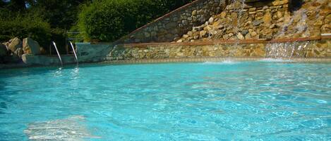 室外泳池;泳池傘、躺椅