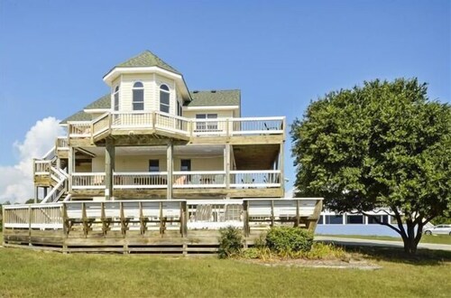 Walk to the beach, Hot Tub, Rec room, private pool !