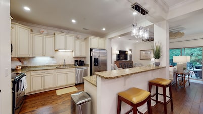 Abundant Amenities! Pool, Bikes, Near to beach!