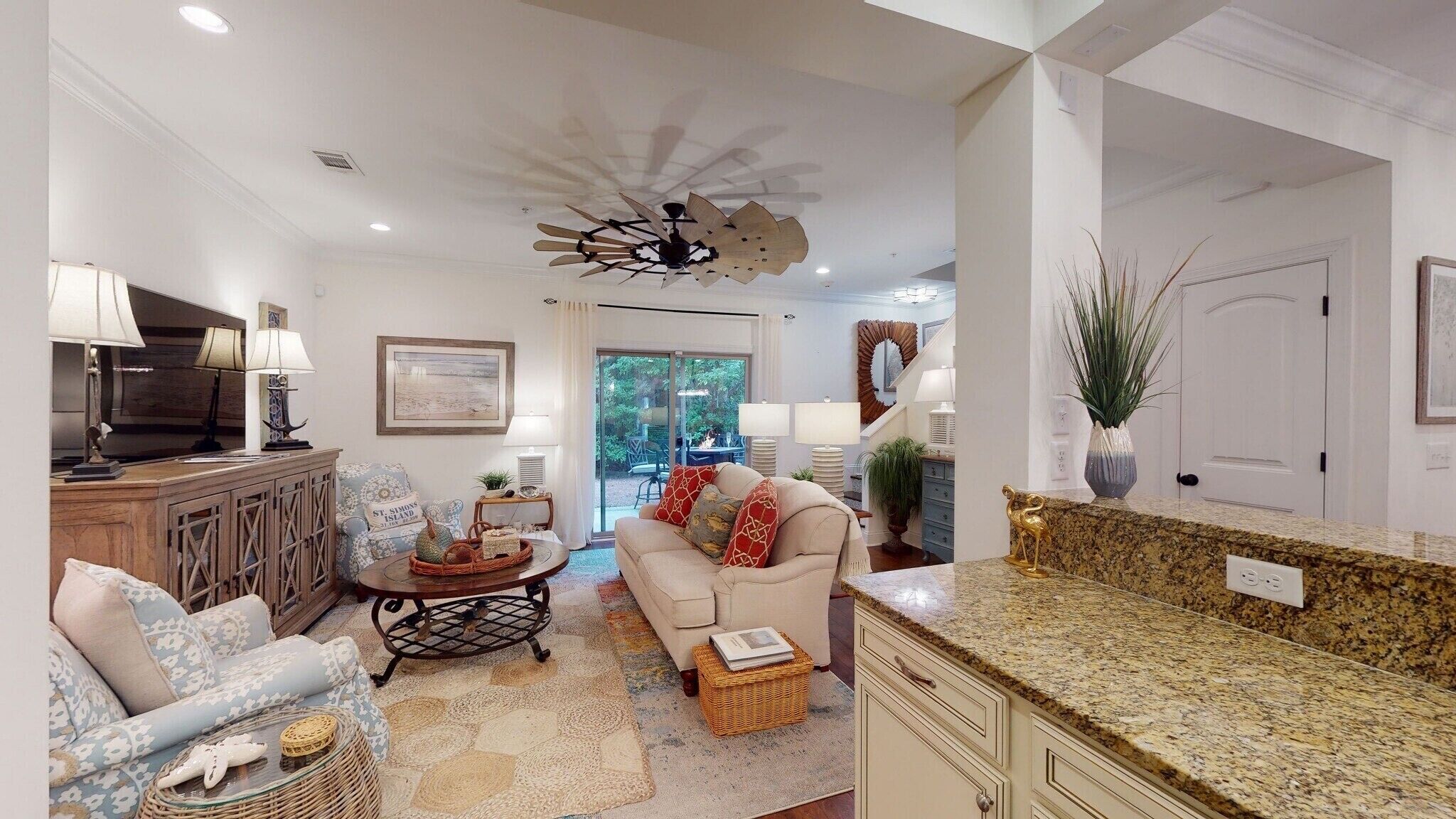 Een smart-tv, een open haard en een filmbibliotheek