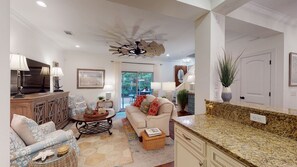 Smart TV, fireplace, video library - Abundant Amenities! Pool, Bikes, Near to beach! (Saint Simons Island)