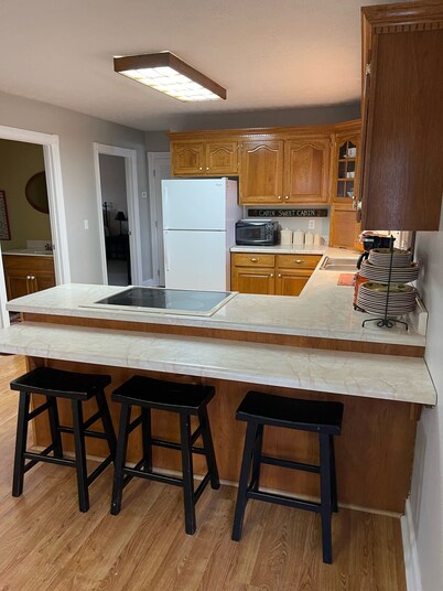 Pool / Grill,  Dale Hollow Lake and nearby Sunset Marina with Mountain view