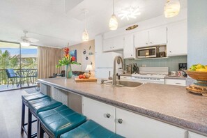 Geladeira, micro-ondas, fogão, cooktop