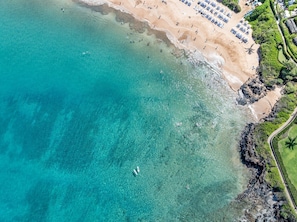En la playa, camastros y toallas de playa