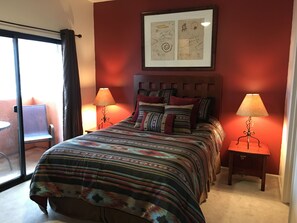 2 bedrooms, Egyptian cotton sheets, desk, soundproofing - Red Rock Luxury- Beautiful Red Rock Views, Near Hiking, Biking, and Shopping (Sedona)