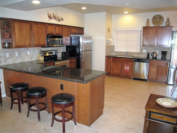 Fridge, microwave, oven, stovetop - Red Rock Luxury- Beautiful Red Rock Views, Near Hiking, Biking, and Shopping (Sedona)