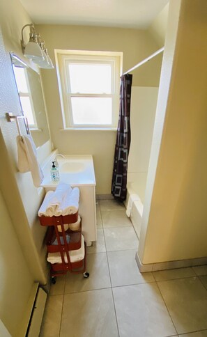 Combined shower/bathtub, hair dryer, towels, soap - Oldtown Fort Collins, Colorado (Fort Collins)