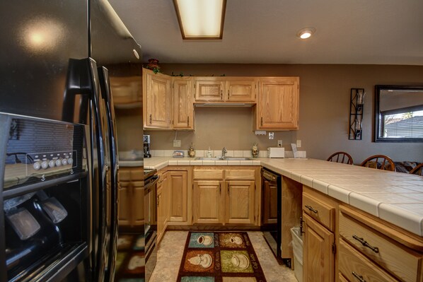 Réfrigérateur, four à micro-ondes, un four, surface de cuisson