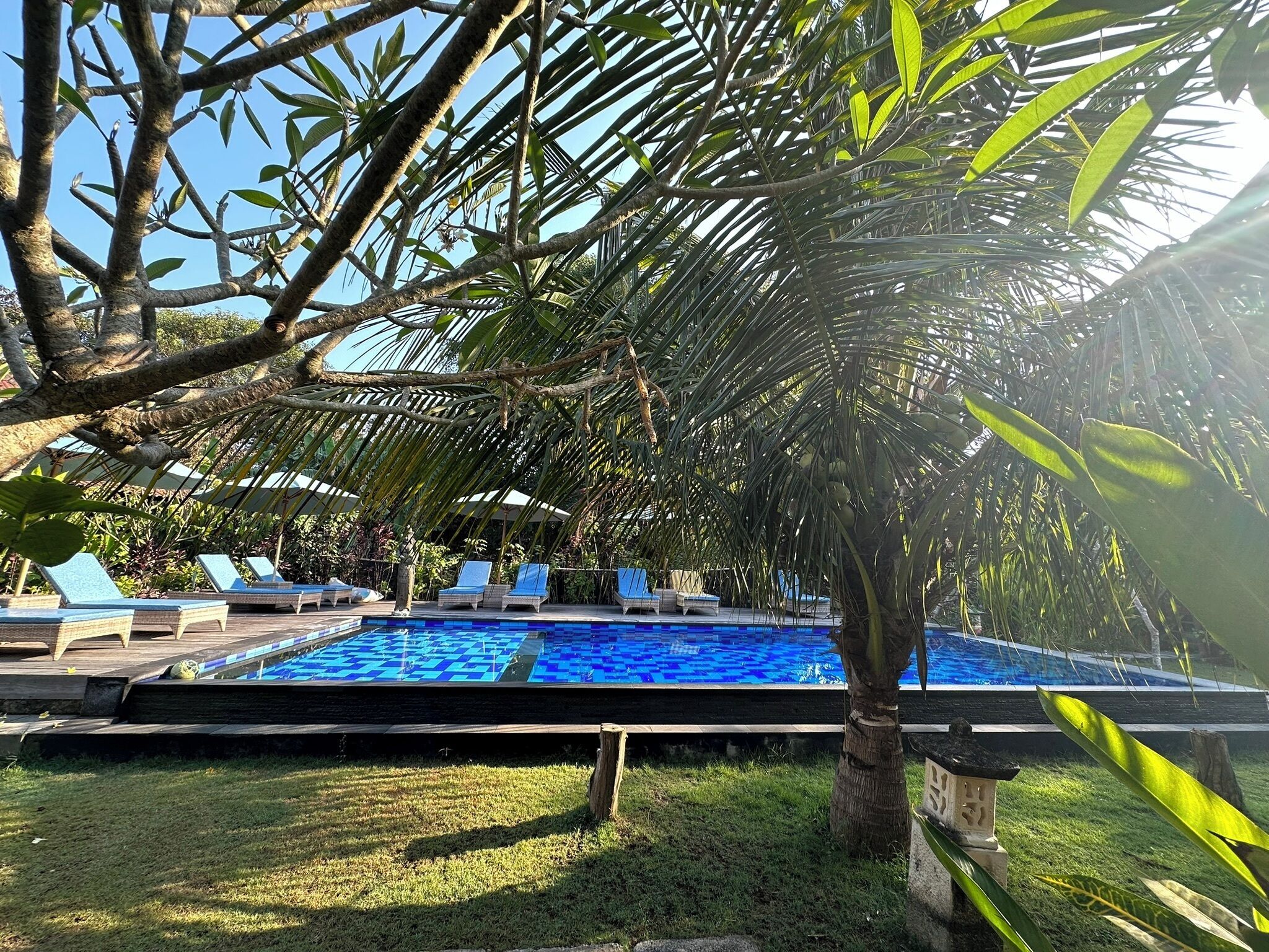 Außenpool, Sonnenschirme, Liegestühle