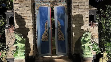 Vista frontal de la propiedad