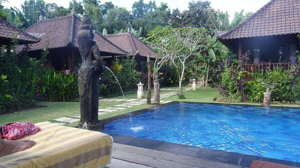Outdoor pool, pool umbrellas, pool loungers - Pondok Lembongan (Lembongan Island)