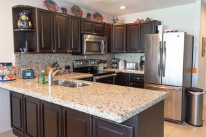 Frigorifero, microonde, forno, piano cottura