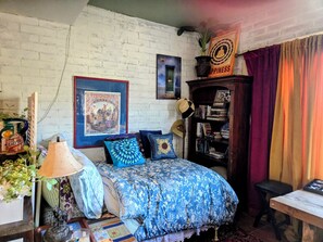 1 makuuhuone, tallelokero huoneessa, työpöytä, silitysrauta/-lauta