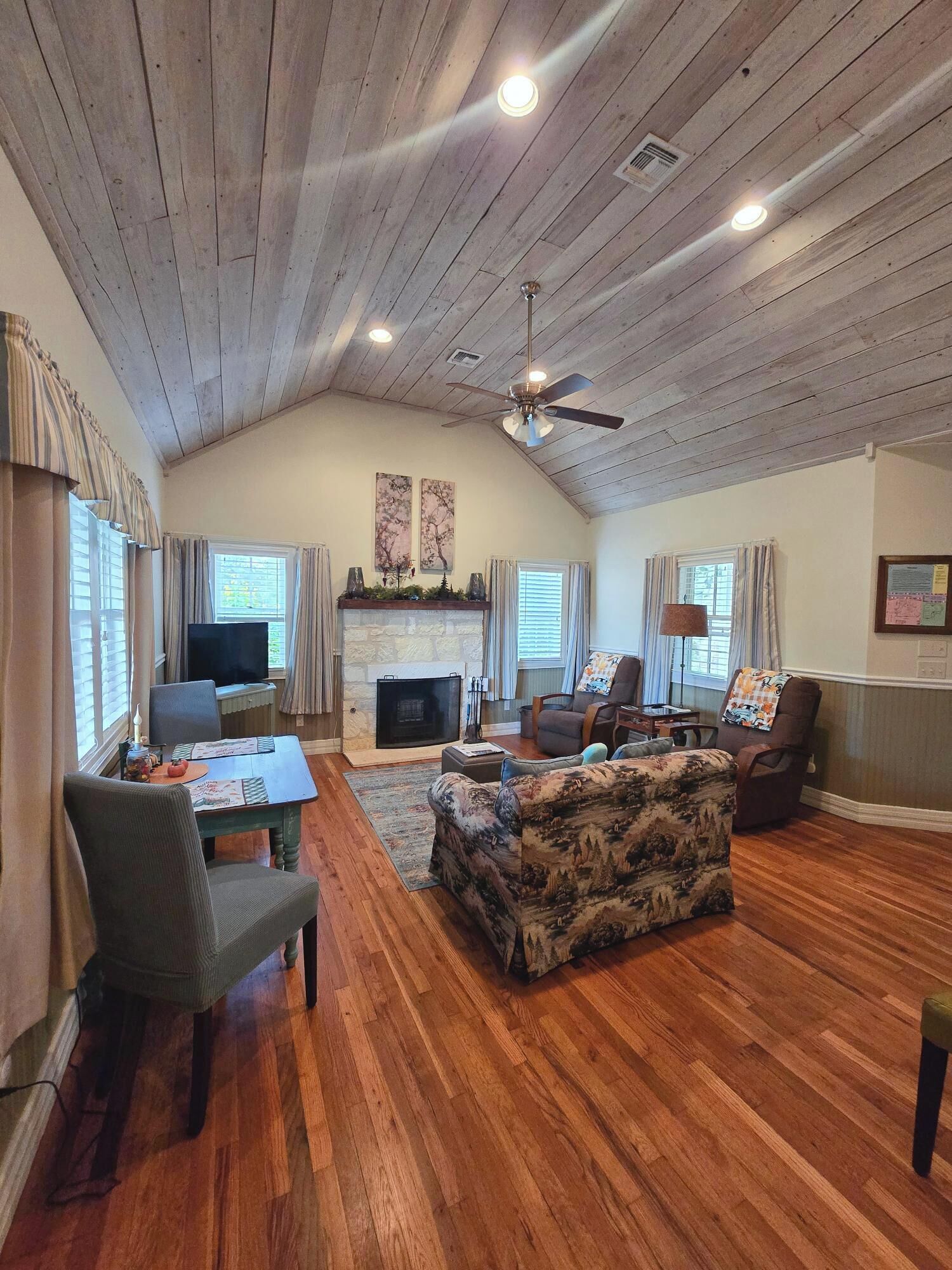 Smart TV, fireplace, DVD player, books