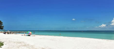 Nära stranden, solstolar och strandhanddukar