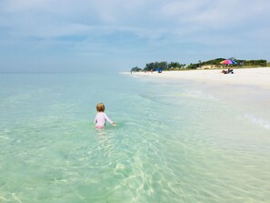 In Strandnähe, Liegestühle, Strandtücher