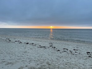 Vlak bij het strand, ligstoelen aan het strand, strandlakens