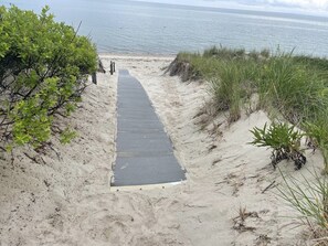 Ubicación cercana a la playa, tumbonas y toallas de playa