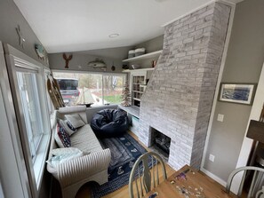 Una Smart TV, una chimenea, libros, un reproductor estéreo