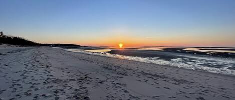 Playa en los alrededores, camastros y toallas de playa