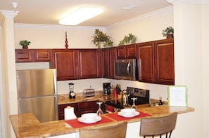 Full-sized fridge, microwave, oven, stovetop